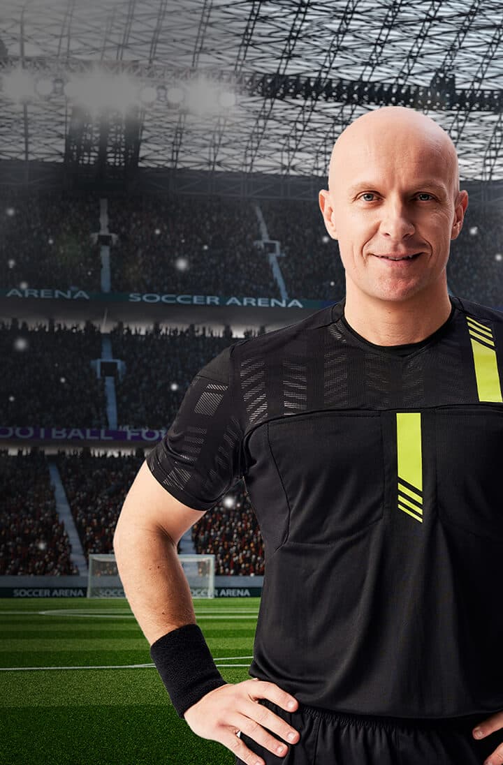 Szymon Marciniak na stadionie w kampanii golarek Remington